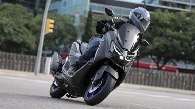 Yamaha NMax 125 2025 in città