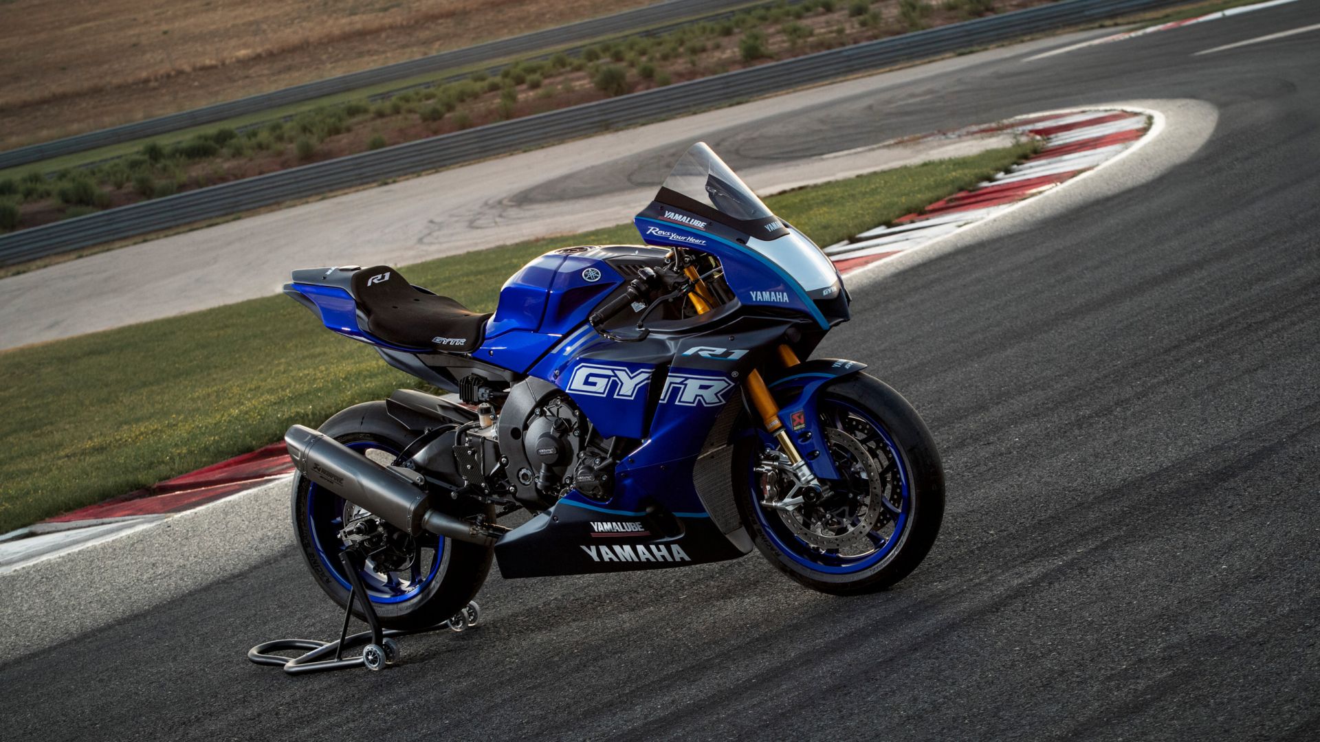 Nuova Yamaha R1 GYTR 2023: novità, foto, prezzo, prestazioni