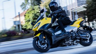 Yamaha TMax 2022: moto o scooter?