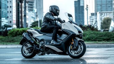 Yamaha TMax 2025 in curva