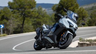 Yamaha TMax Tech Max 2025: in curva con il maxi