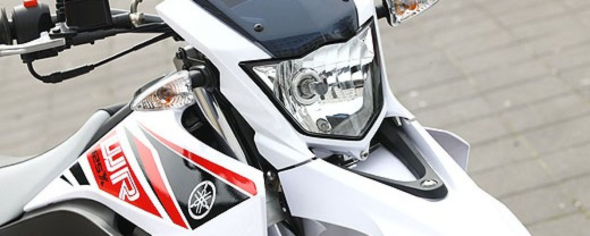 Manubrio In Alluminio Nero Accossato Per Yamaha WR 125 X/R, Diametro 22x5 Mm - Compatibile Con Modelli 2008