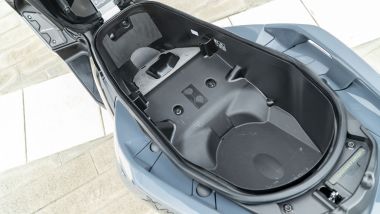 Yamaha XMax 300 Tech Max: l'enorme vano sottosella ha spazio per 2 caschi integrali e un antipioggia