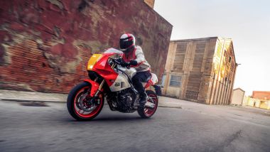 Yamaha XSR900 GP 2024 su strada