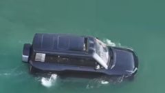 Video SUV elettrico YangWang U8 di BYD che galleggia in acqua