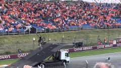 GP d'Olanda: il video dello stunt in moto andato male