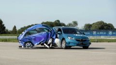 Video: l'airbag esterno ZF si gonfia prima dell'urto