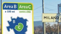 Milano rinvia divieti circolazione auto e moto in area B e C