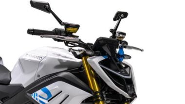 ZXMoto 820R: un dettaglio dell'avantreno con il faro a LED dal design sportivo